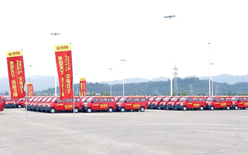 将“人民需求”进行到底,1000台定制五菱之光交车